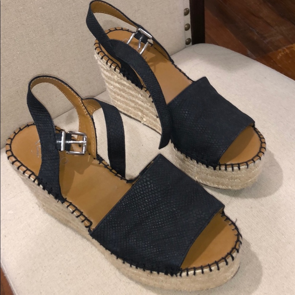 Black straw wedges